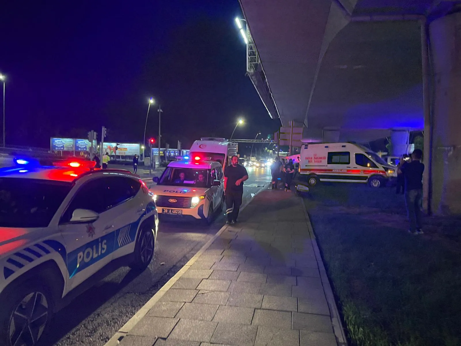 Kayseri'de gece yarısı dehşeti: Ambulans ve otomobil kavşakta birbirine girdi