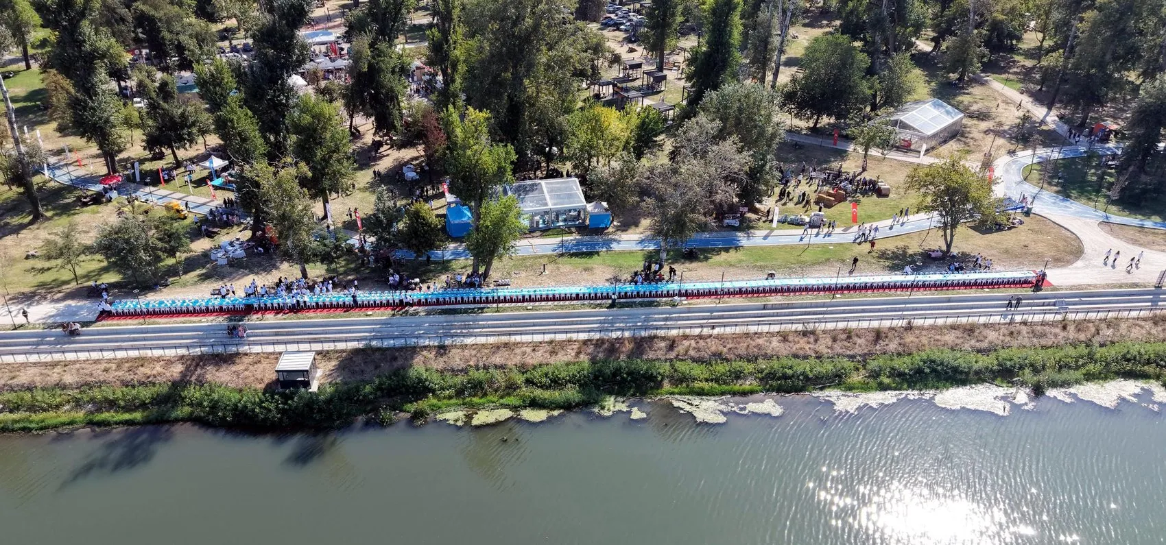 Meriç Nehri kıyısında devasa lezzet şöleni: 150 metrelik sofrada Edirne'nin beyaz altınını taçlandırdılar