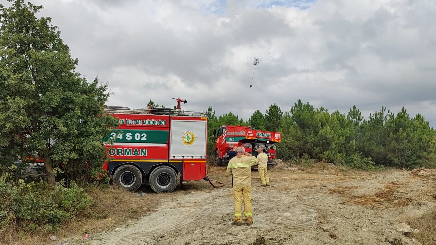 Arnavutköy'de alevler gökyüzüne yükseldi: Ekipler zorlu araziyle mücadele ediyor