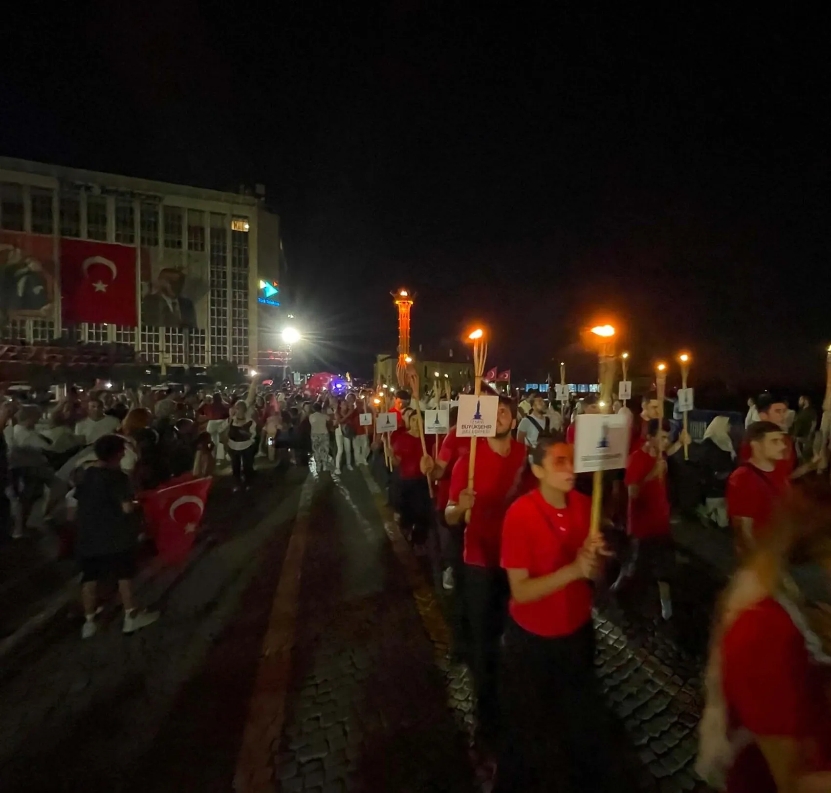 İzmir'de 350 metrelik dev bayrakla kurtuluş coşkusu