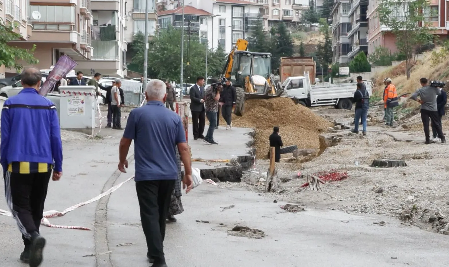 Başkentte sağanak kabusu: Altyapı çalışması yarım kalınca 20 araç çukura gömüldü