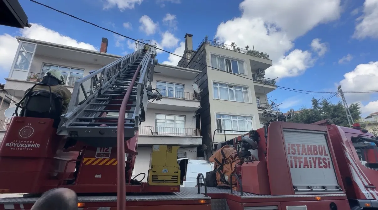 Sarıyer'de korkutan çatı yangını: Park halindeki araç hurdaya döndü