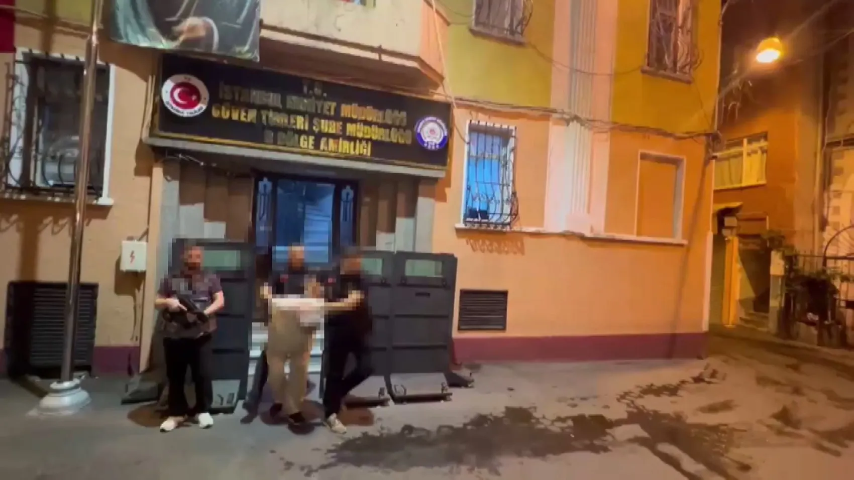 Taksim Meydanı'ndaki o anlar kamerada: Bankta unutulan telefonun bedeli ağır oldu