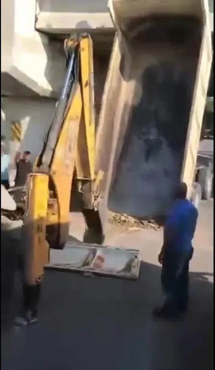 Adana'da şaşkına çeviren kaza: Seyir halindeki kamyon köprüye saplandı