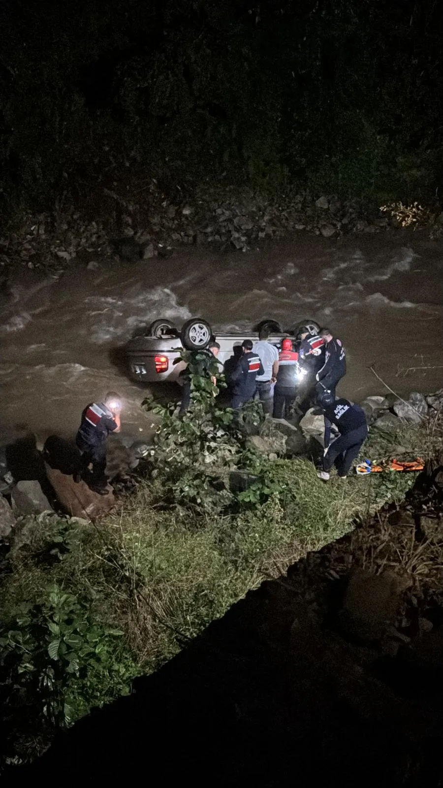 Trabzon'da korkunç kaza: Virajı alamayan sürücü dereye uçtu