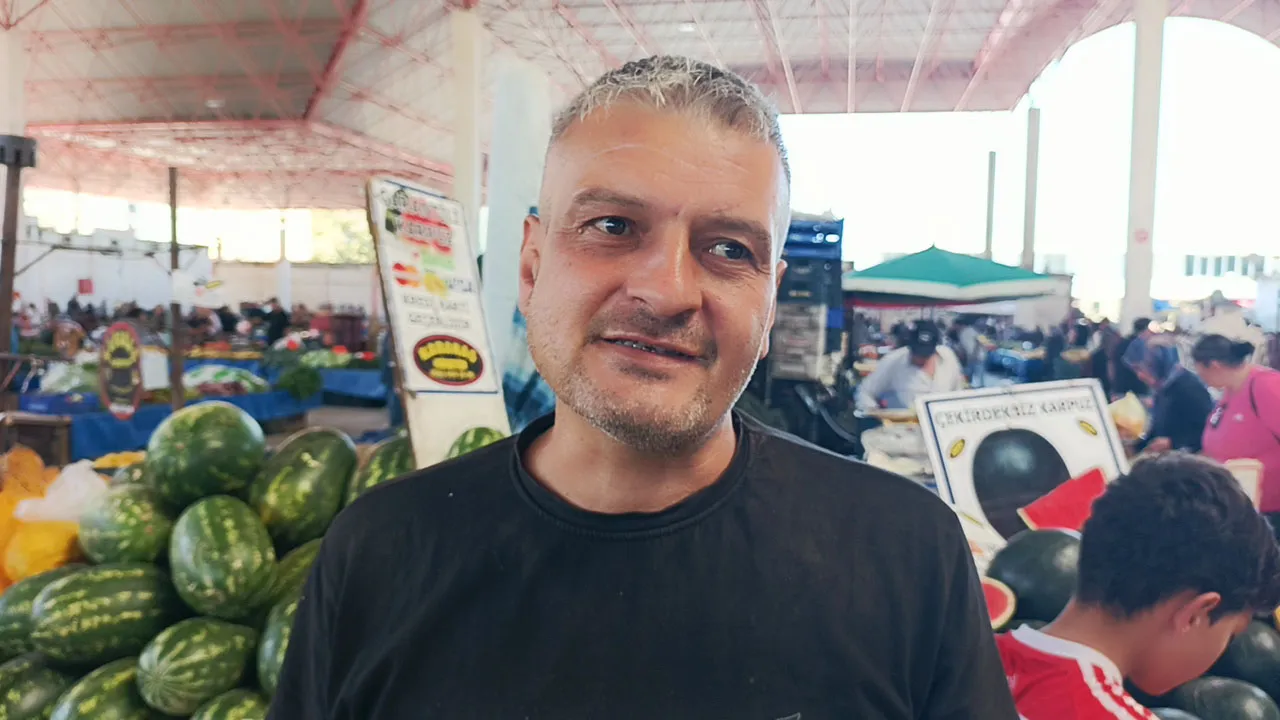 Burdur'da gece yarısı karpuz sergisinde şaşırtan anlar: Helallik dileyip gittiler