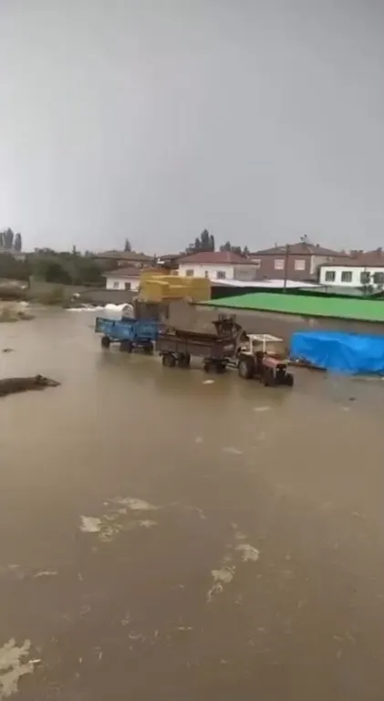 Niğde'de aniden bastıran sağanak tarım arazilerini sular altında bıraktı