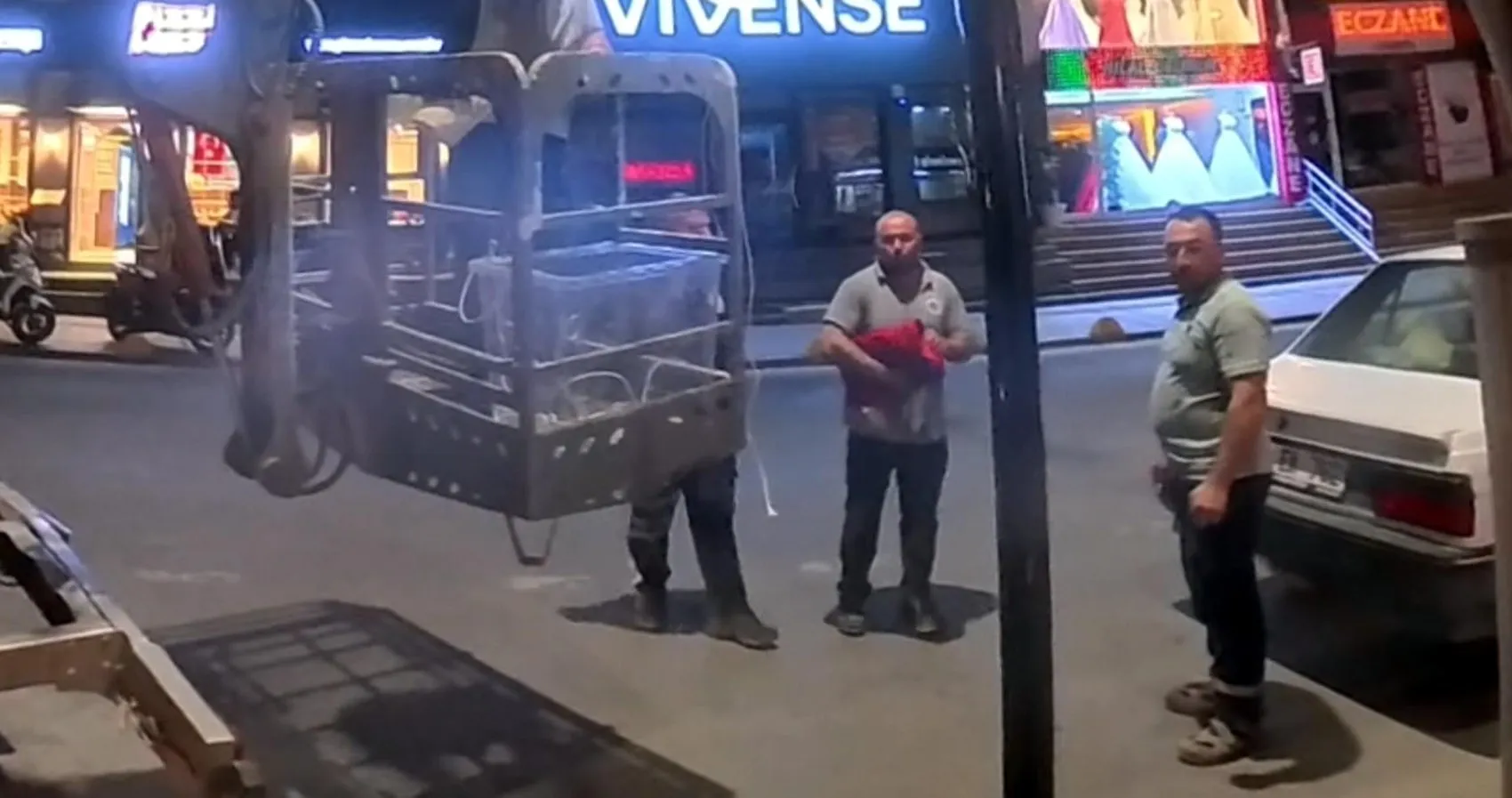 Motokurye Tuğba'nın bayrak isteğine belediye personelinden anlamlı yanıt: Sözünü tuttu