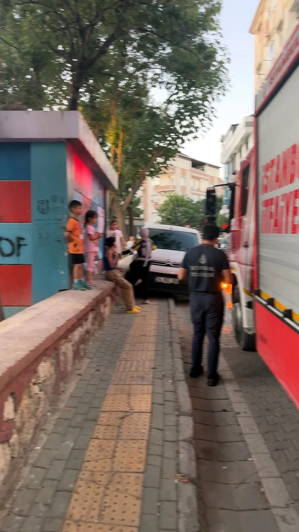 Avcılar'da parkta korku dolu anlar: İki saat boyunca trafonun tepesinde mahsur kaldı