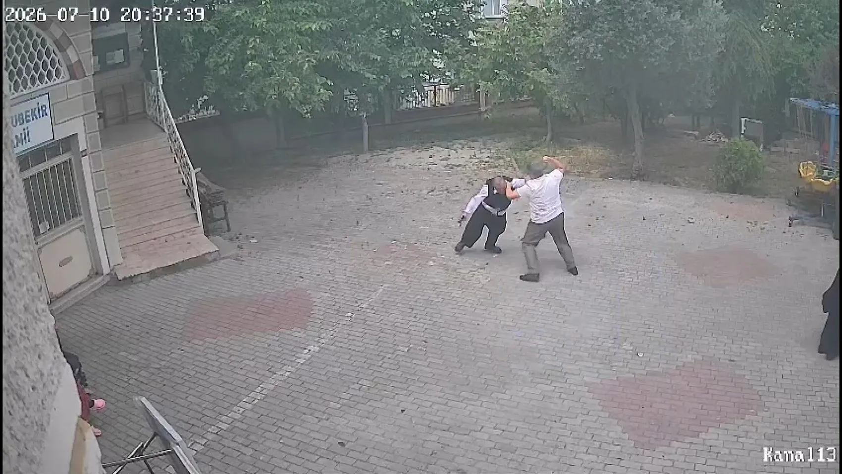 Cami bahçesinde yardım parası kavgası: Müezzin şikayetçi oldu, imamın saldırısına uğradı