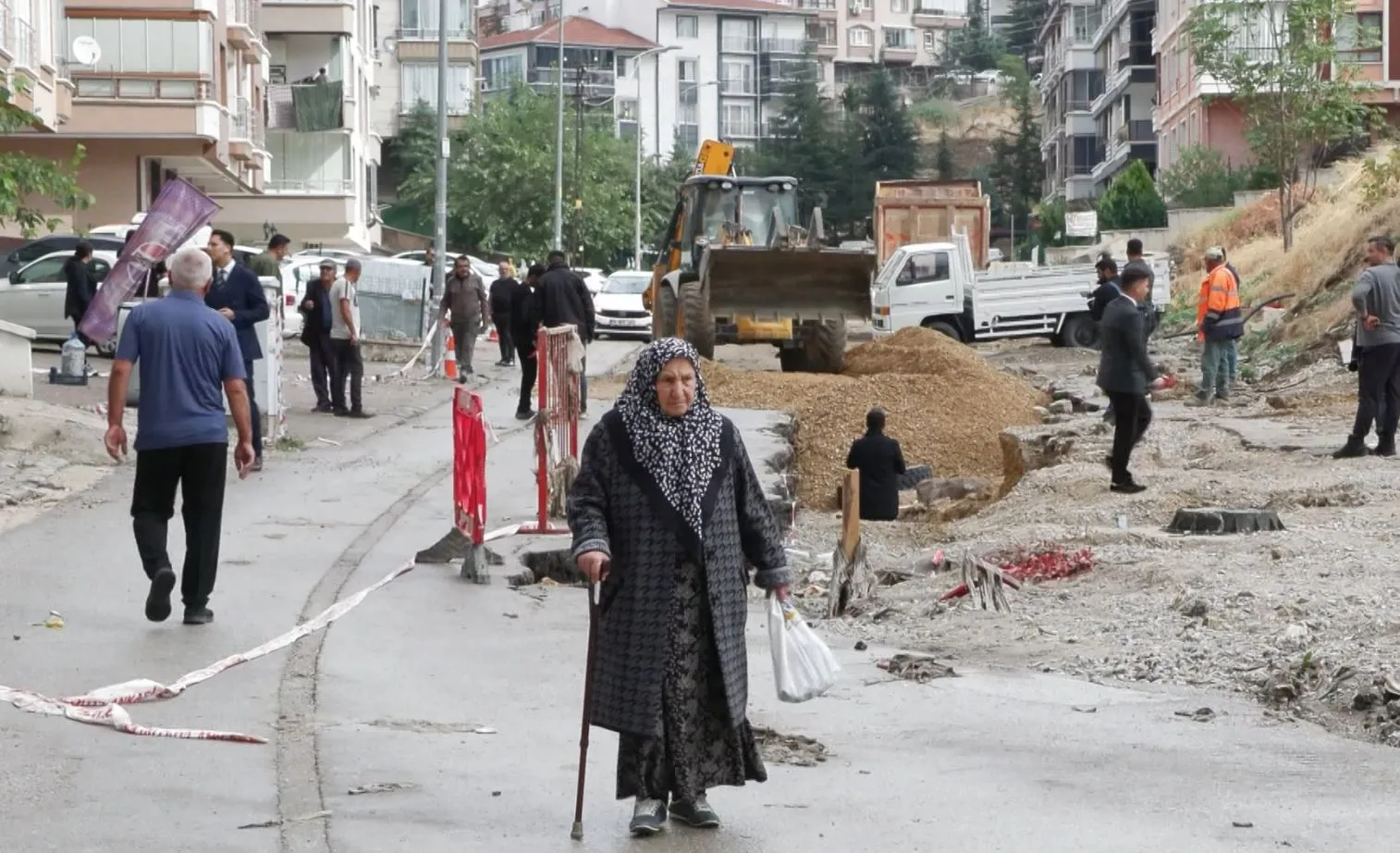 Başkentte sağanak kabusu: Altyapı çalışması yarım kalınca 20 araç çukura gömüldü