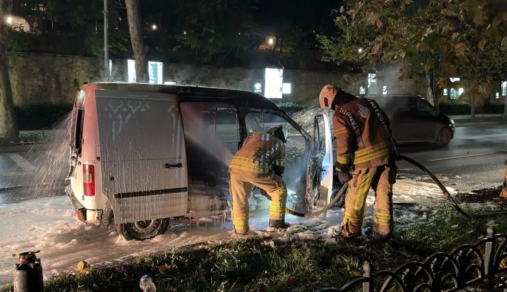 Dolmabahçe Caddesi'nde gece yarısı korkutan anlar: Seyir halindeki araç alevlere teslim oldu