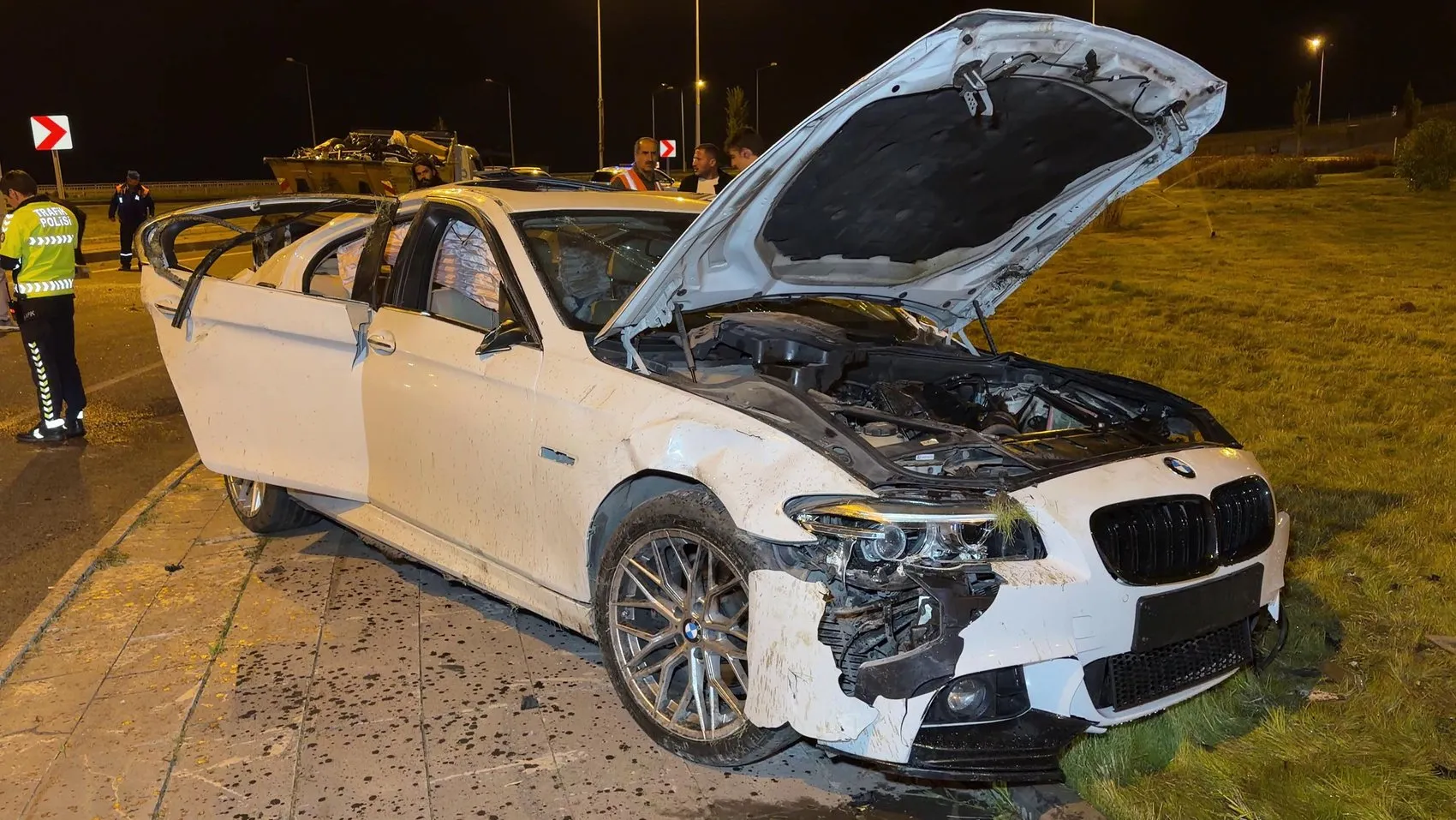 Palandöken'de gece yarısı dehşeti: Kontrolden çıkan araç hurdaya döndü