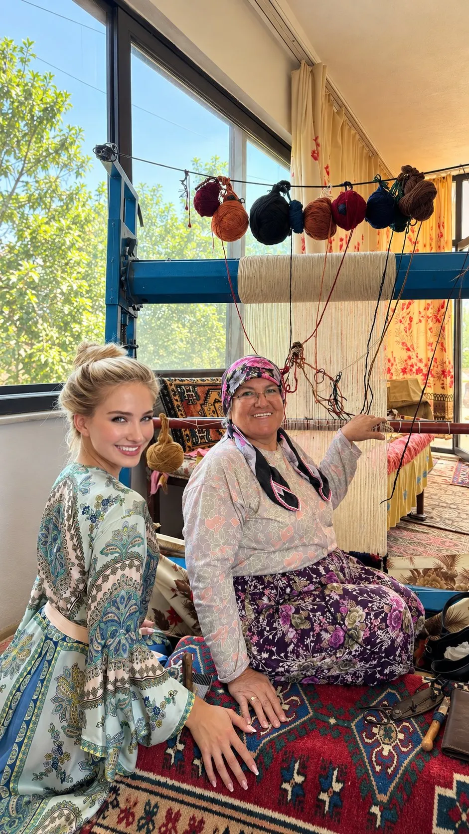 Antalya'nın renkli halı tarlalarında bir kraliçe: Isabella Rossini geleneksel dokumalarla büyüledi