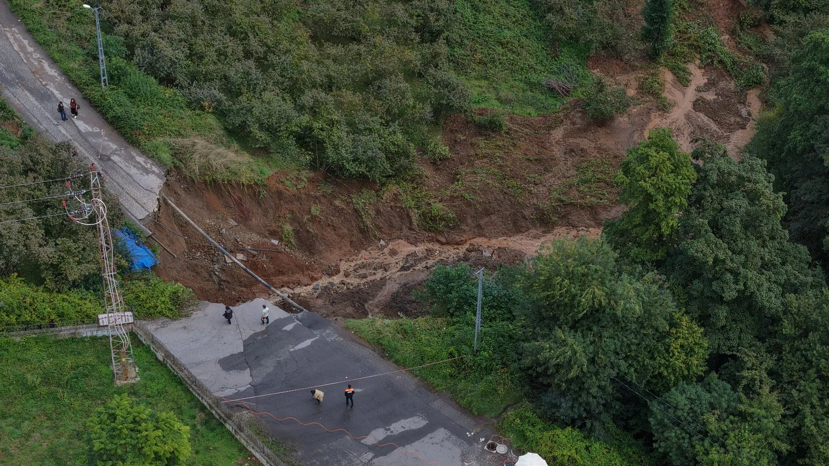 Trabzon'da gece yarısı dehşeti: Yol çöktü, araç dere yatağına uçtu