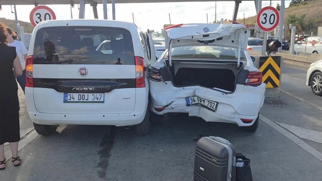 Kuzey Marmara Otoyolu'nda gişe paniği: Dört araç birbirine girdi