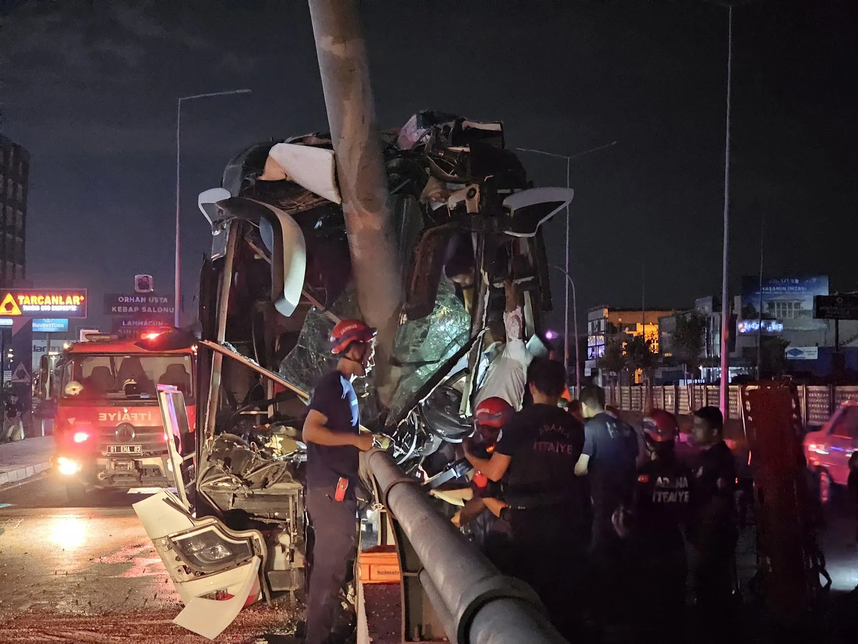 Adana'da gece yarısı dehşeti: Otobüs demir yığınına döndü