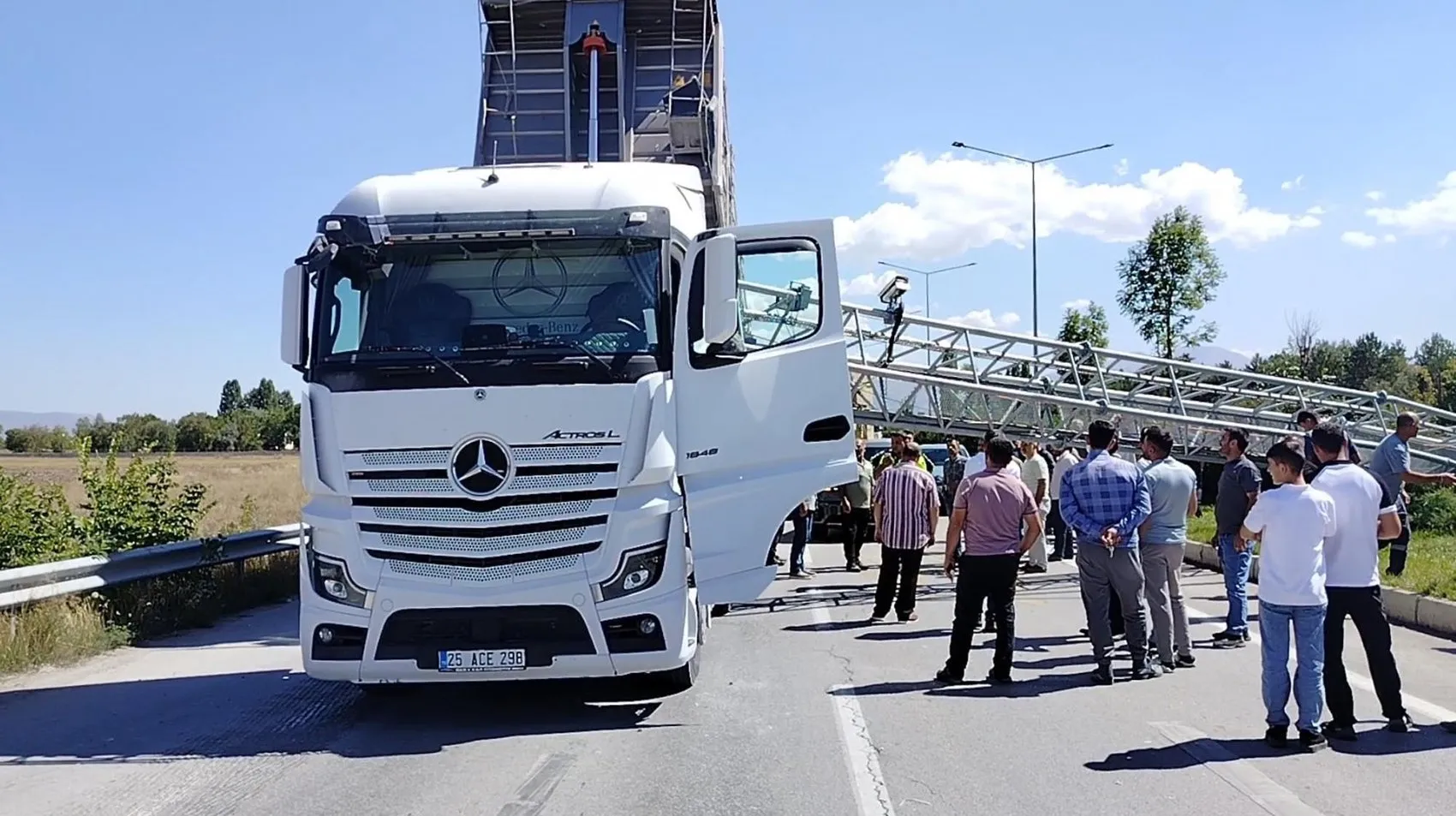 Erzurum yolunda şaşkına çeviren kaza: Damper açık unutulunca EDS direği yerle bir oldu