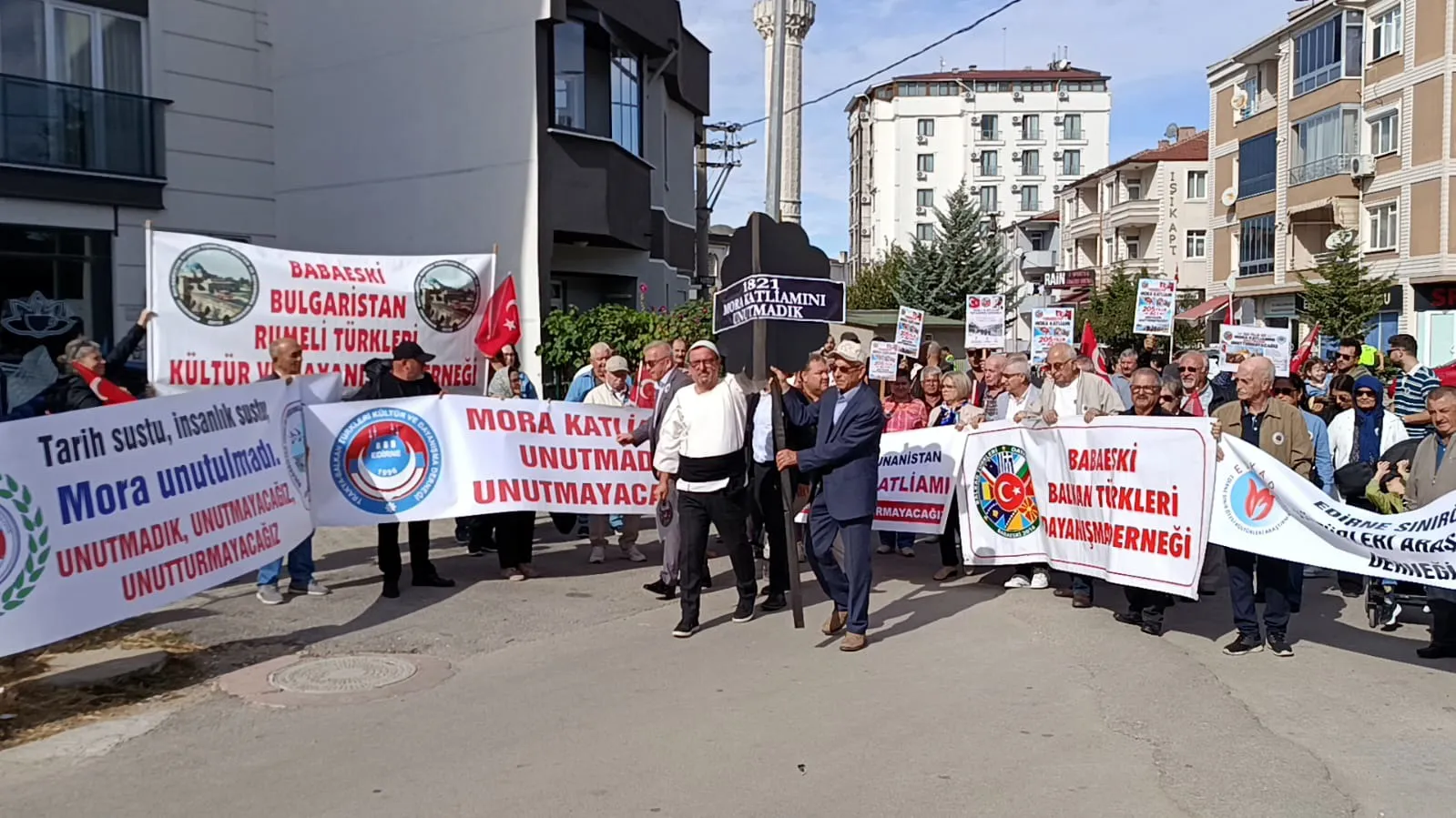 Edirne'de 205 yıllık acı: Yunanistan Konsolosluğu'na siyah çelenkli protesto