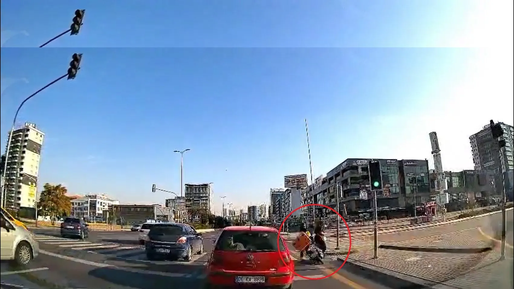 Etimesgut'ta dehşet anları: Yeşil ışık ihlali kazayı beraberinde getirdi