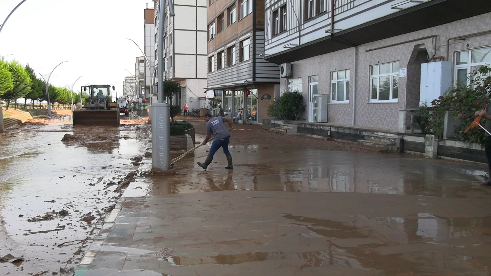 Rize'de selin ardından geriye balçıkla kaplı bir şehir kaldı: Hasar tespiti için seferberlik