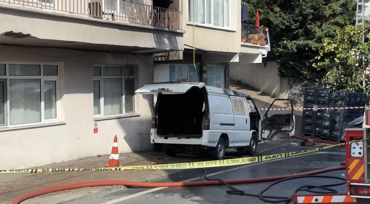 Sarıyer'de korkutan çatı yangını: Park halindeki araç hurdaya döndü