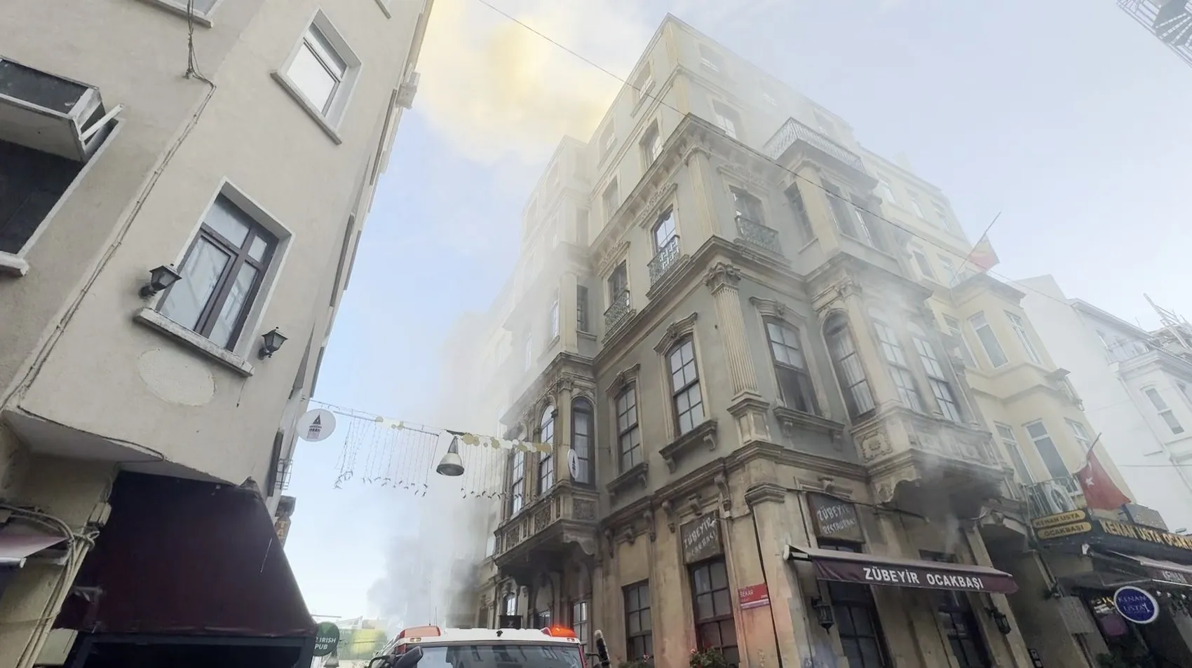 Beyoğlu'nda sabah dehşeti: 6 katlı binayı alevler teslim aldı