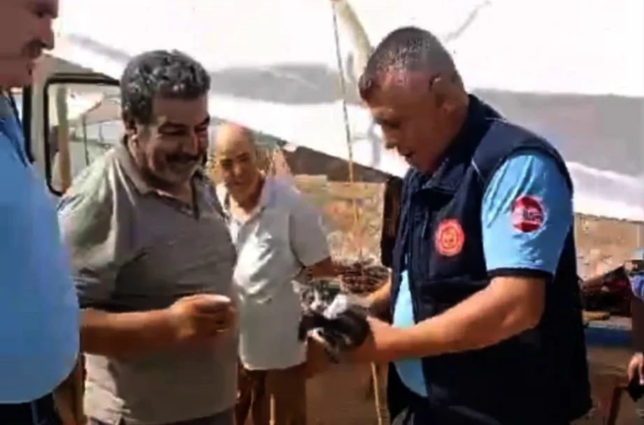 Pazarcı esnafının sabah sürprizi: Minibüsün motorundan gelen ses herkesi harekete geçirdi