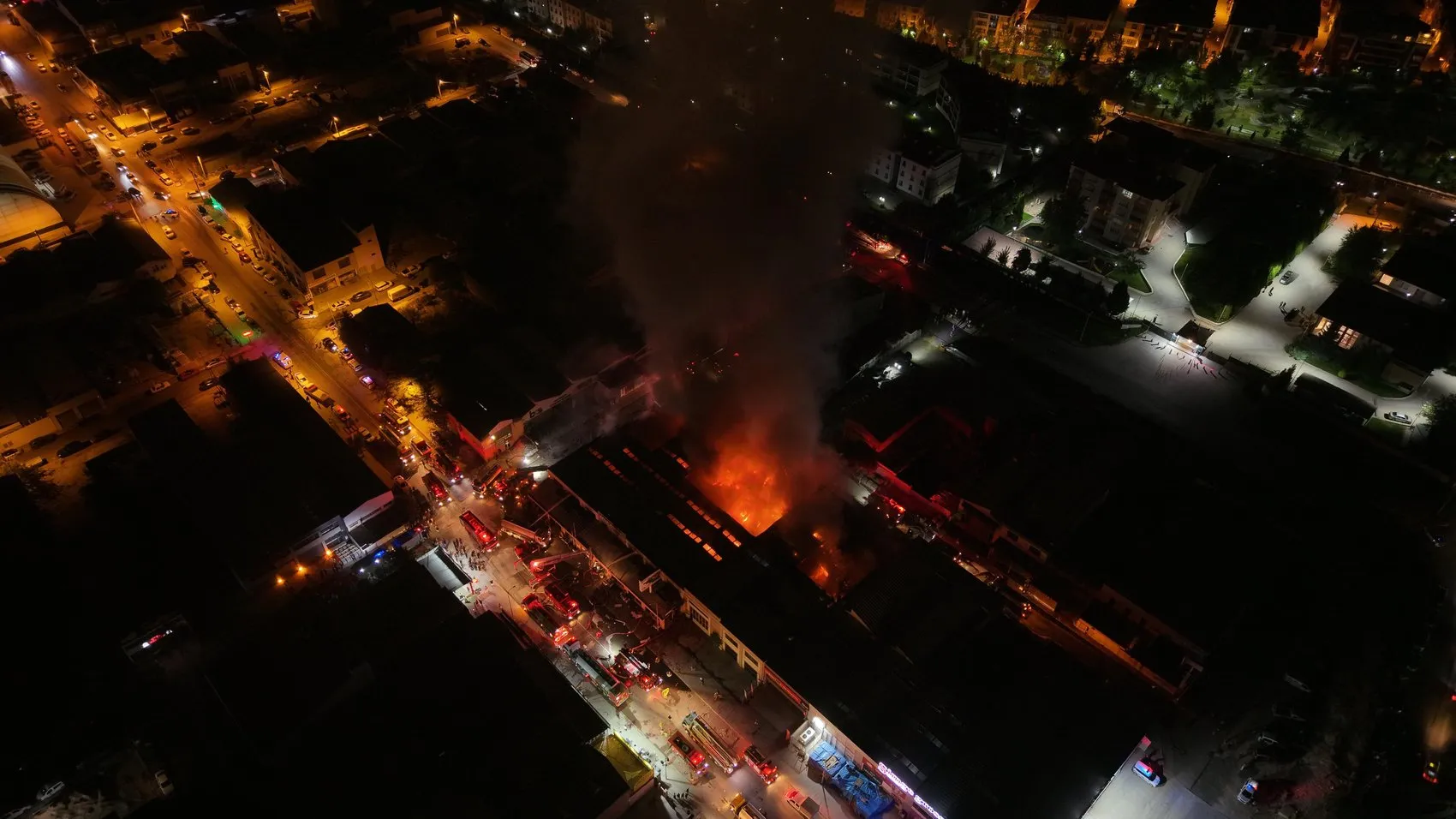Eskişehir'de alevlerin ortasında duygulandıran an: İtfaiye eri bayrağı kurtardı