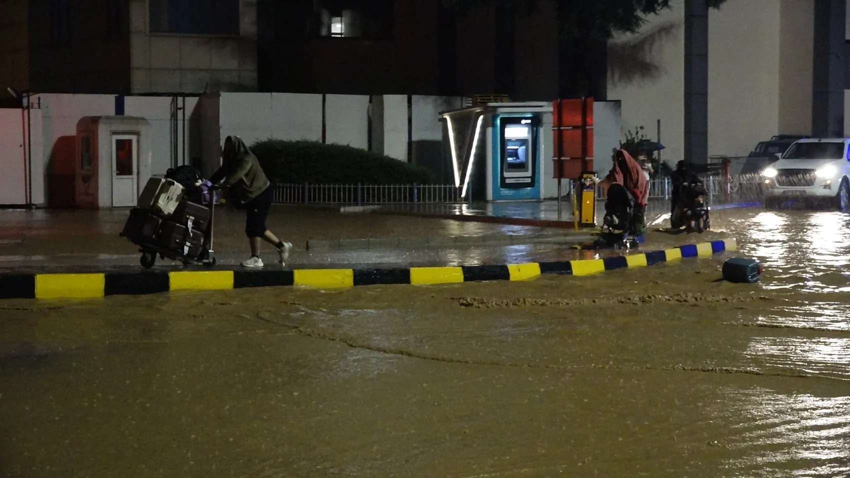 Trabzon'da Gökyüzü Karardı, Şehir Sular Altında Kaldı: Ulaşım Felç Oldu