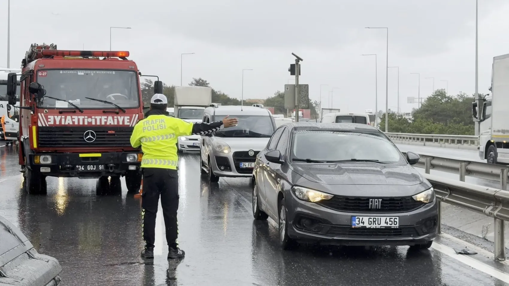 Arnavutköy'de yağmurun getirdiği kabus: Devrilen kamyona çarptı, kardeşin feryadı yürekleri dağladı