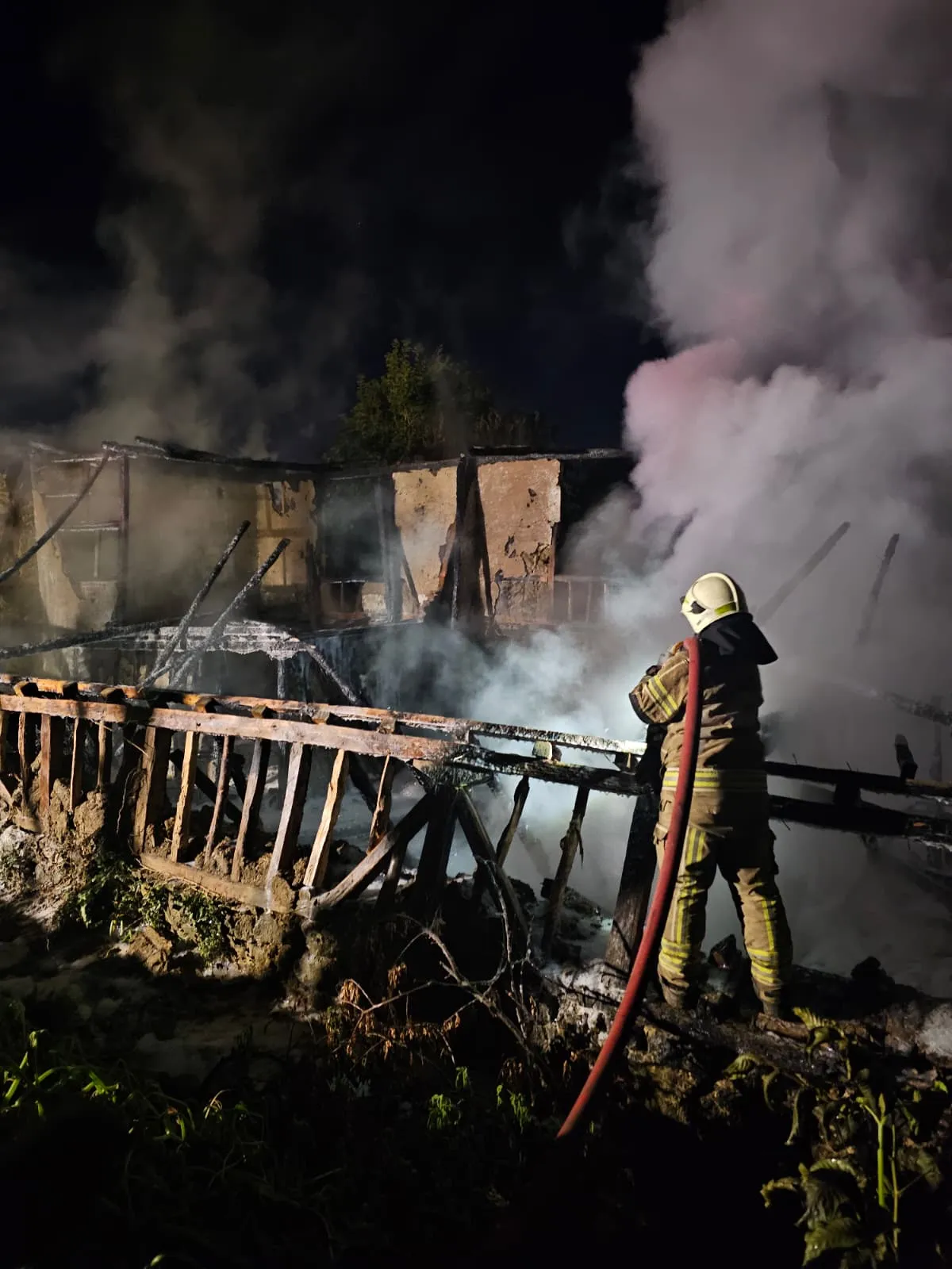 İnegöl'de gece yarısı korkutan yangın: Metruk bina küle döndü