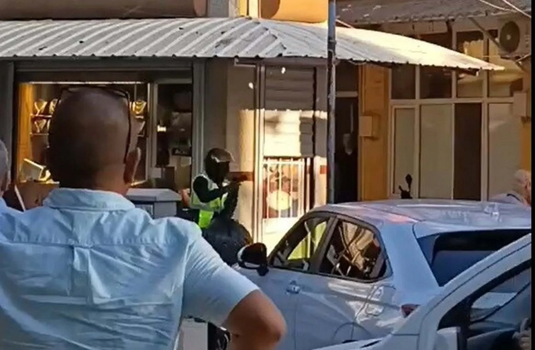 Salihli'de kuyumcu dehşeti: Esnafın cesareti soygunu engelledi