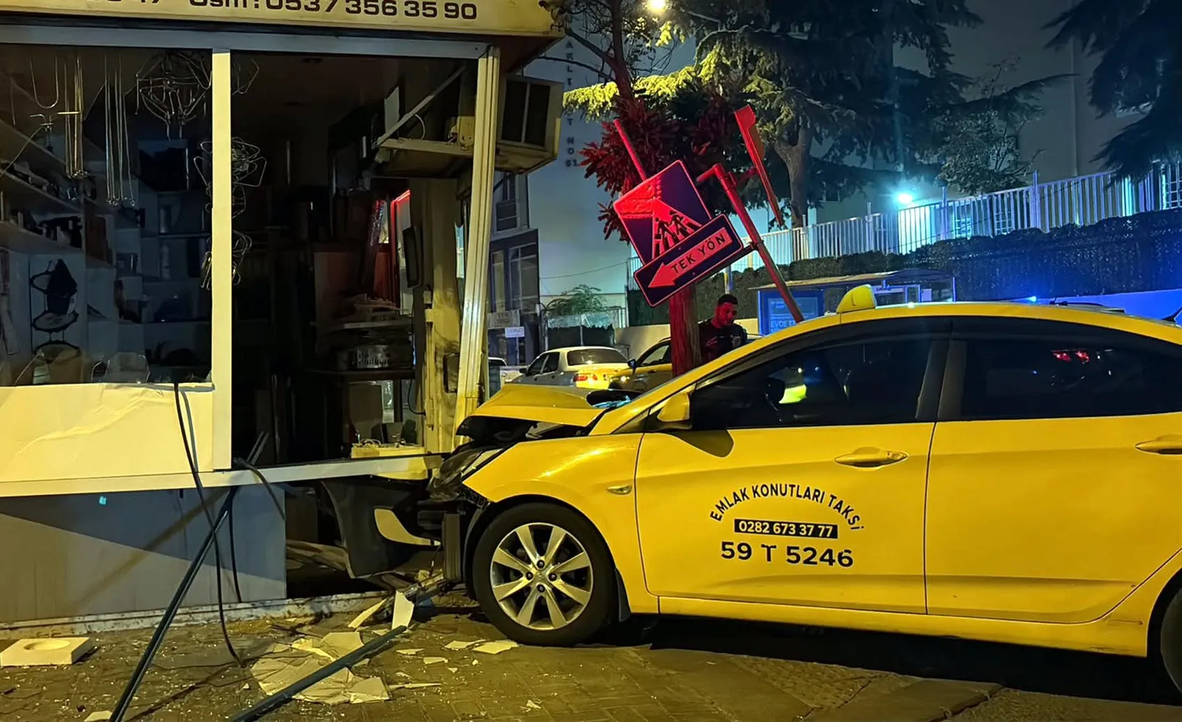 Çorlu'da gece yarısı dehşeti: Alkollü sürücü dükkana daldı