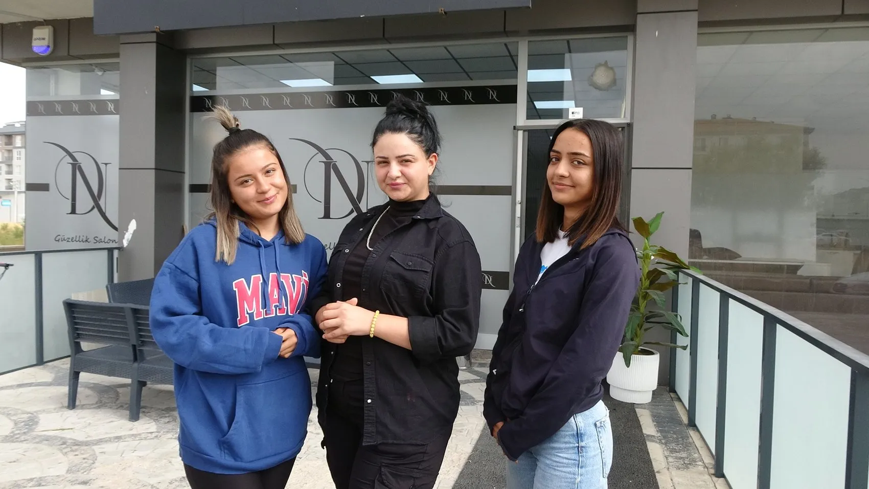 Aksaray'da şemsiye ile imtihan: Rüzgara karşı verdikleri mücadele kamerada