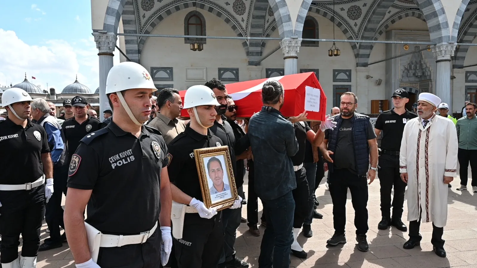 Görevi başında şehit düşen polis memuru Batuhan Sarıyalçınkaya son yolculuğuna uğurlandı