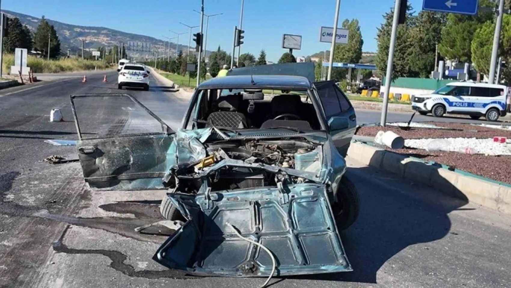 Gediz'de sabah saatlerinde dehşet anları: Otomobil hurdaya döndü