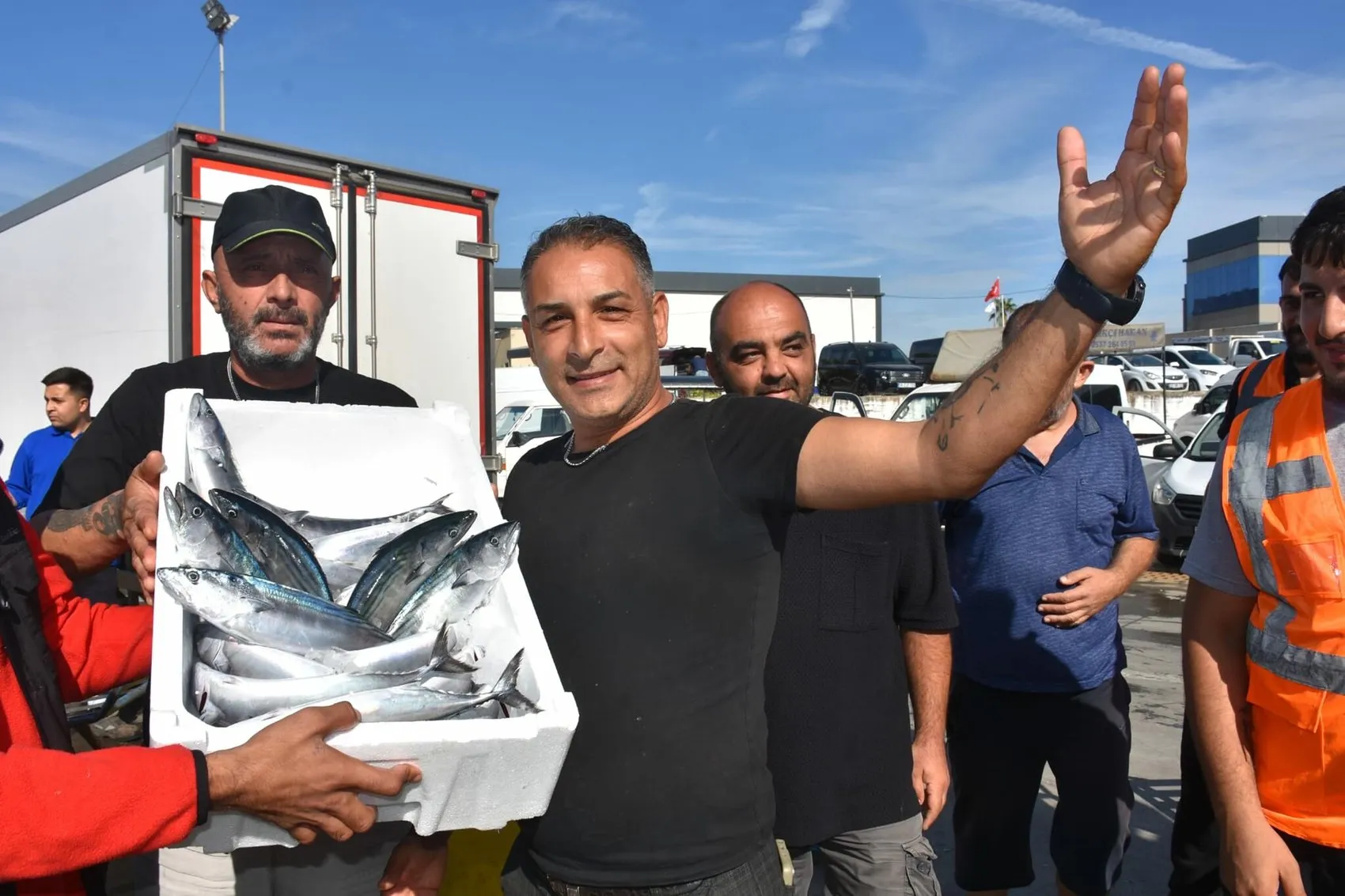 İzmir tezgahlarında yüz güldüren bolluk: Balık fiyatları dibi gördü