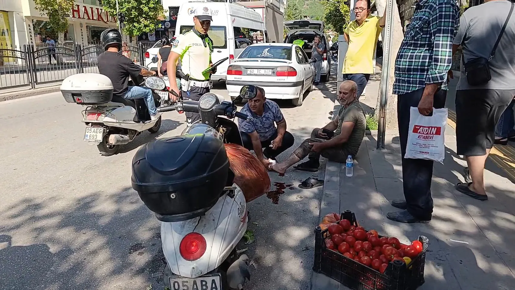 Amasya'da saniyelerle ölçülen kaza: Park halindeki araçtan inmek isterken motosikletliyi biçti