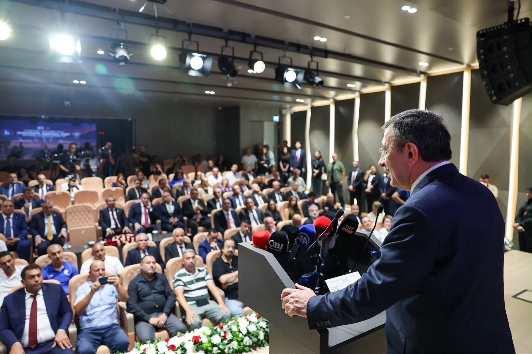 Kıbrıs Türk gençliğine dev spor yatırımı: Yeni stadyum için düğmeye basıldı