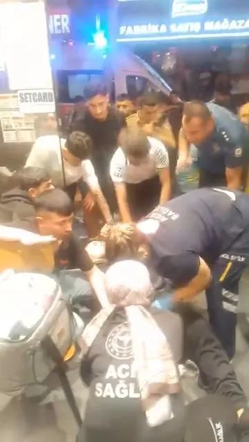 Küçükçekmece'de geceyi kana bulayan hesaplaşma: 17 yaşındaki şüpheli kıskıvrak yakalandı