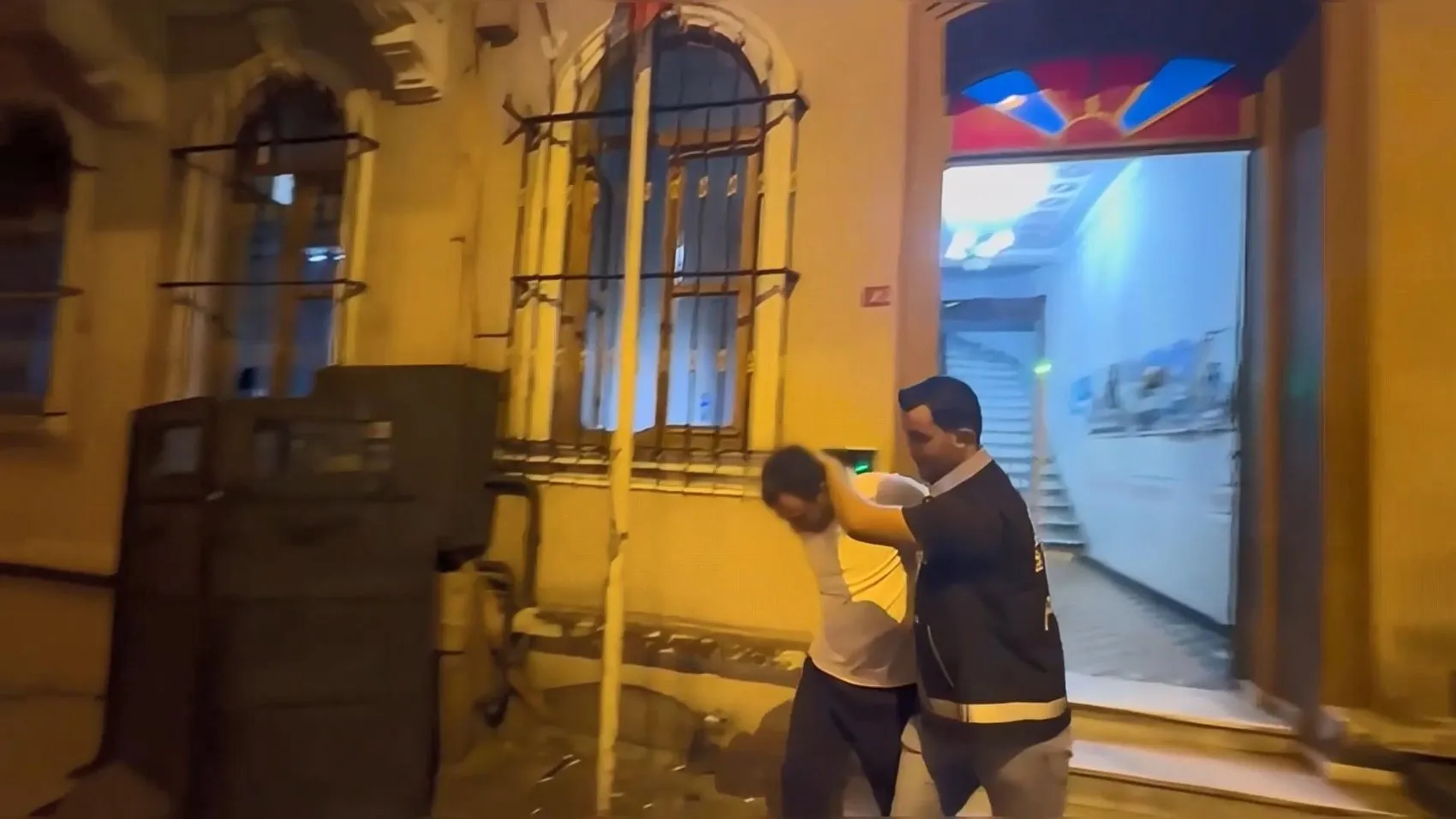 Beyoğlu'nda 31 yıllık firar operasyonla son buldu: Evinden cephanelik çıktı
