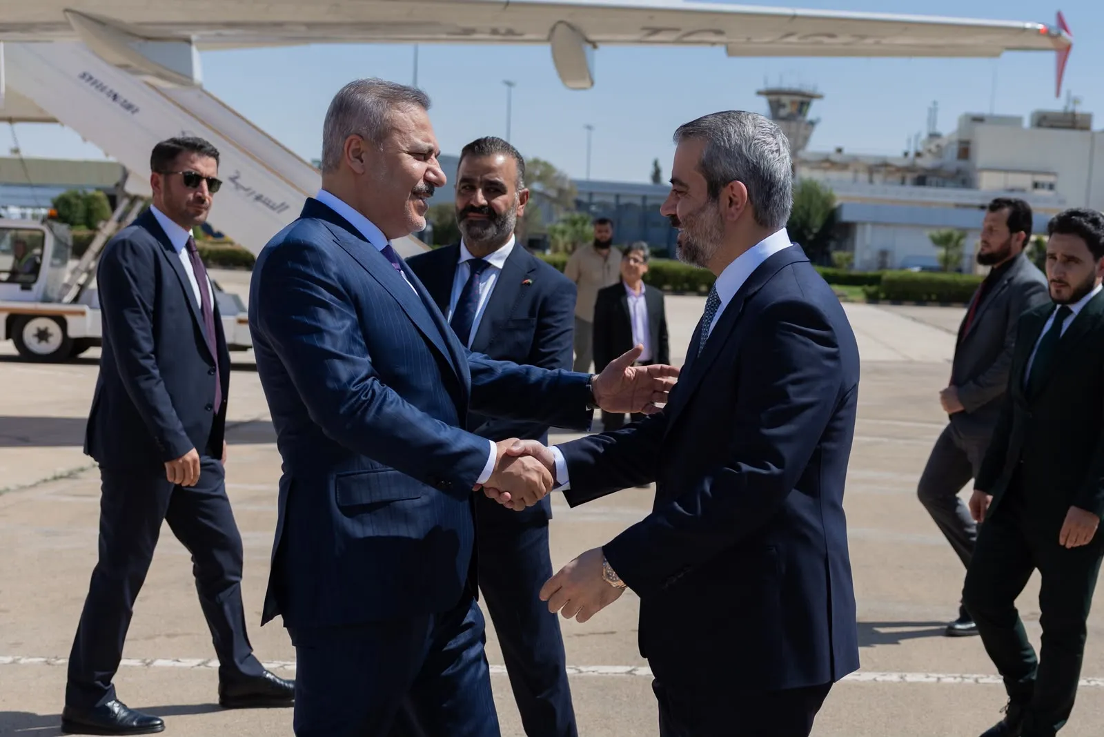 Şam'da kritik temas: Hakan Fidan'ı havalimanında karşılayan isim dikkat çekti