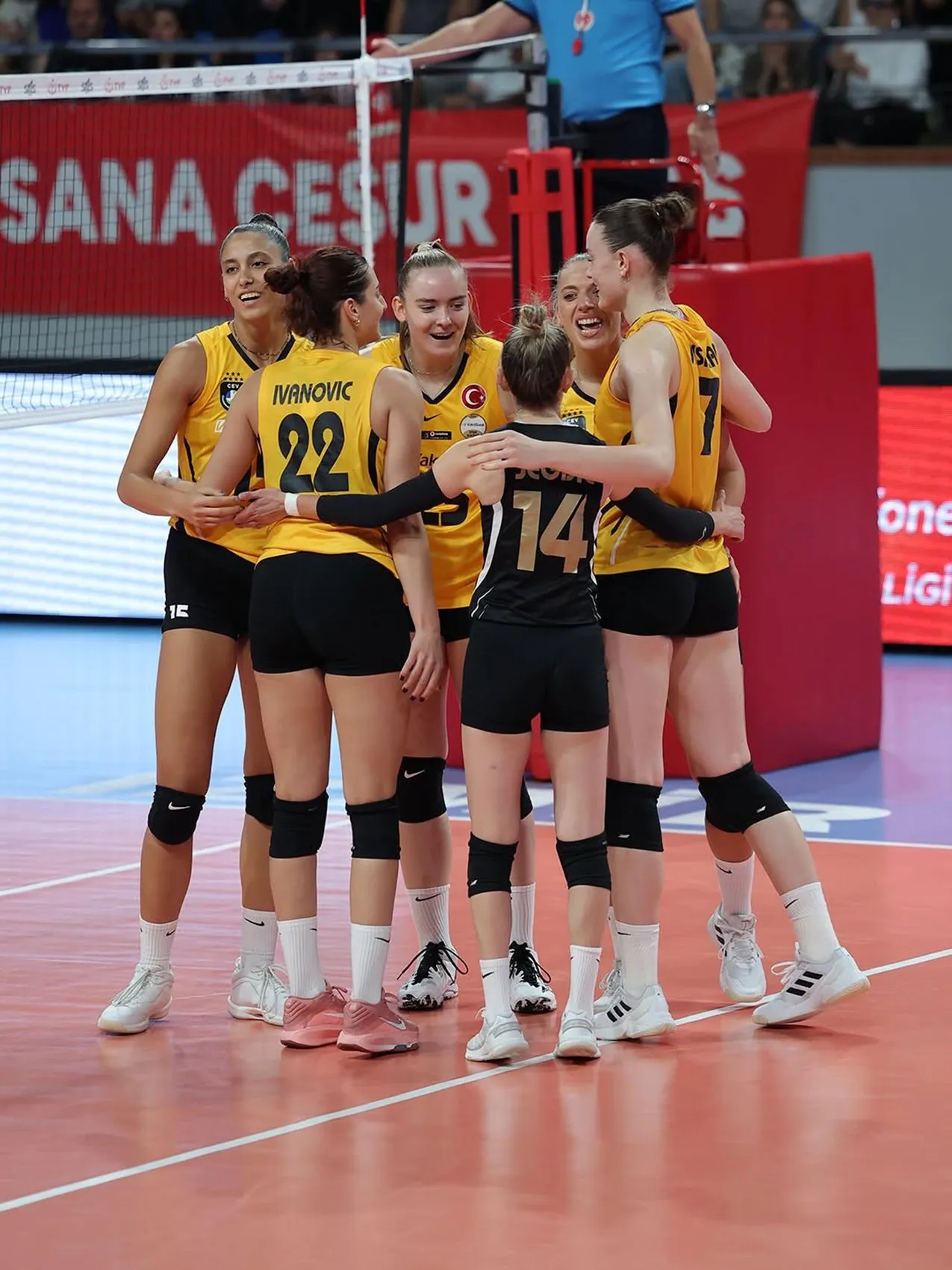 İzmir'de voleybolun devleri sahne aldı: Şampiyonluk provasında kazanan belli oldu