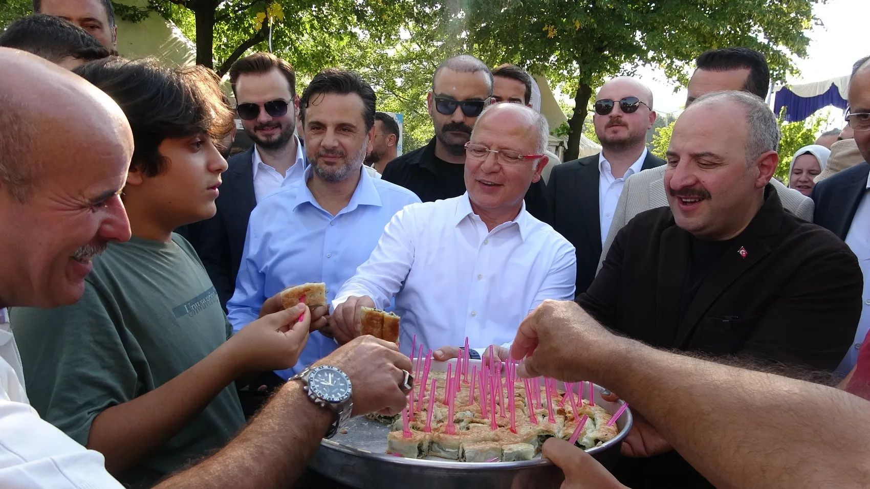 Börek ikramı üzerinden Özgür Özel'e sert tepki: Vatandaşa karşı takınılan tavır kabul edilemez