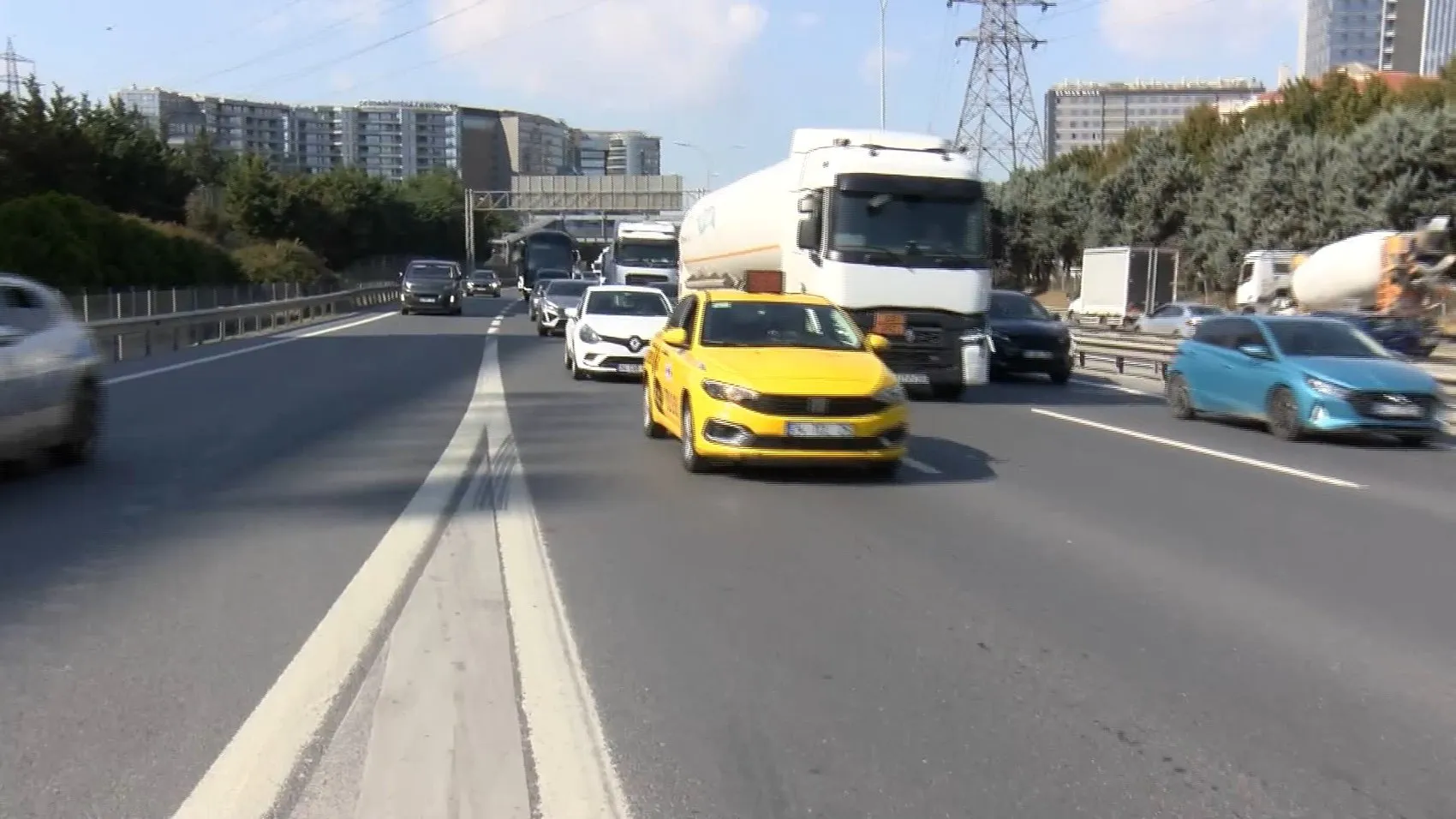 Basın Ekspres yolunda korkunç kaza: Servis minibüsü yayaya çarptı