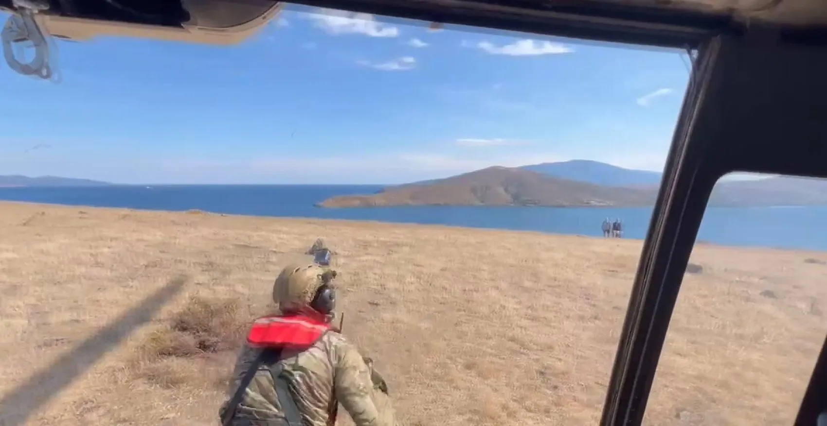 Marmara Denizi'nde nefes kesen operasyon: Kayalıklara sığınan iki kişi havadan kurtarıldı