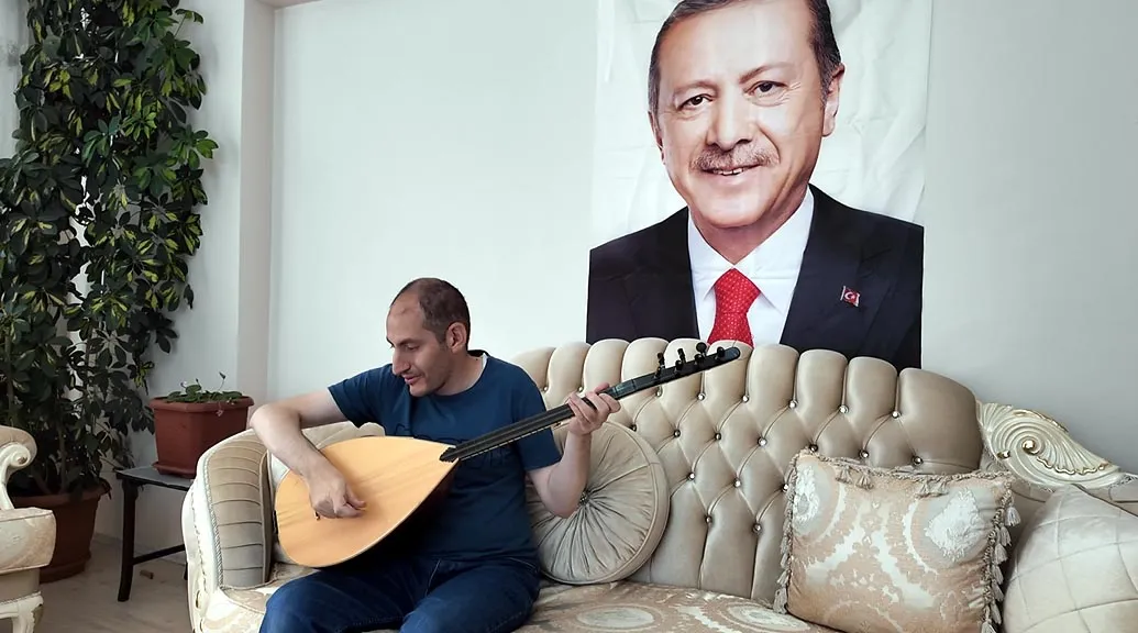 Gözleri görmüyor ama gönlünde Erdoğan sevgisi var: Bestesiyle sesini duyurmak istiyor