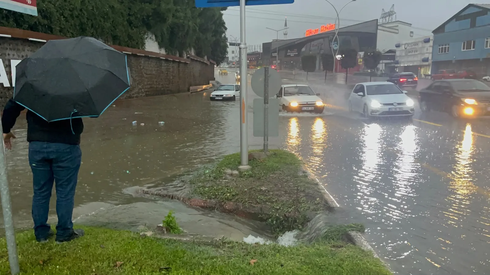 Sakarya'da on yılın en şiddetli yağışı: Şehir merkezinde hayat felç oldu