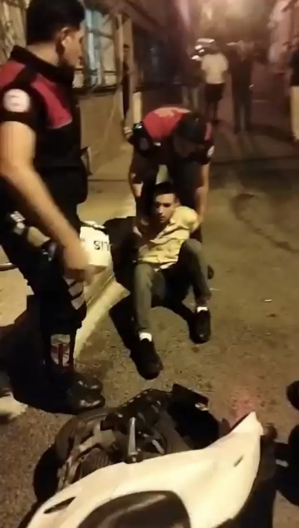 Beyoğlu'nda nefes kesen kovalamaca: Şüphelileri polisin elinden almak istediler